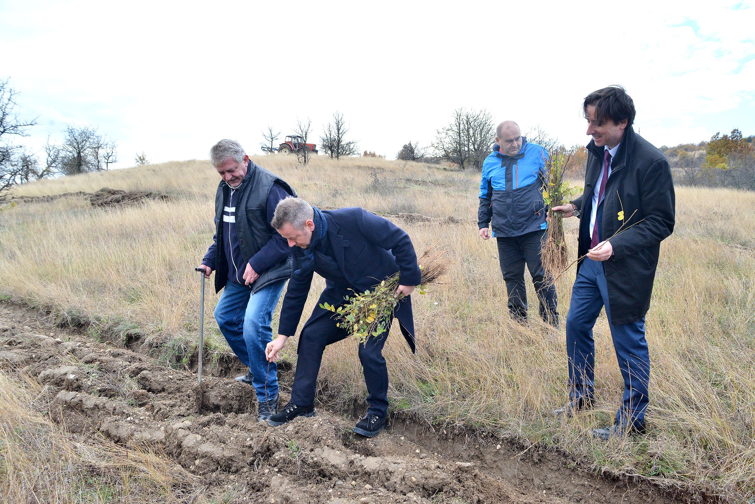 „Алкалоид“ дел од иницијативата „Plant a tree for the Jubilee“, во организација на британската Амбасада во Скопје (2)