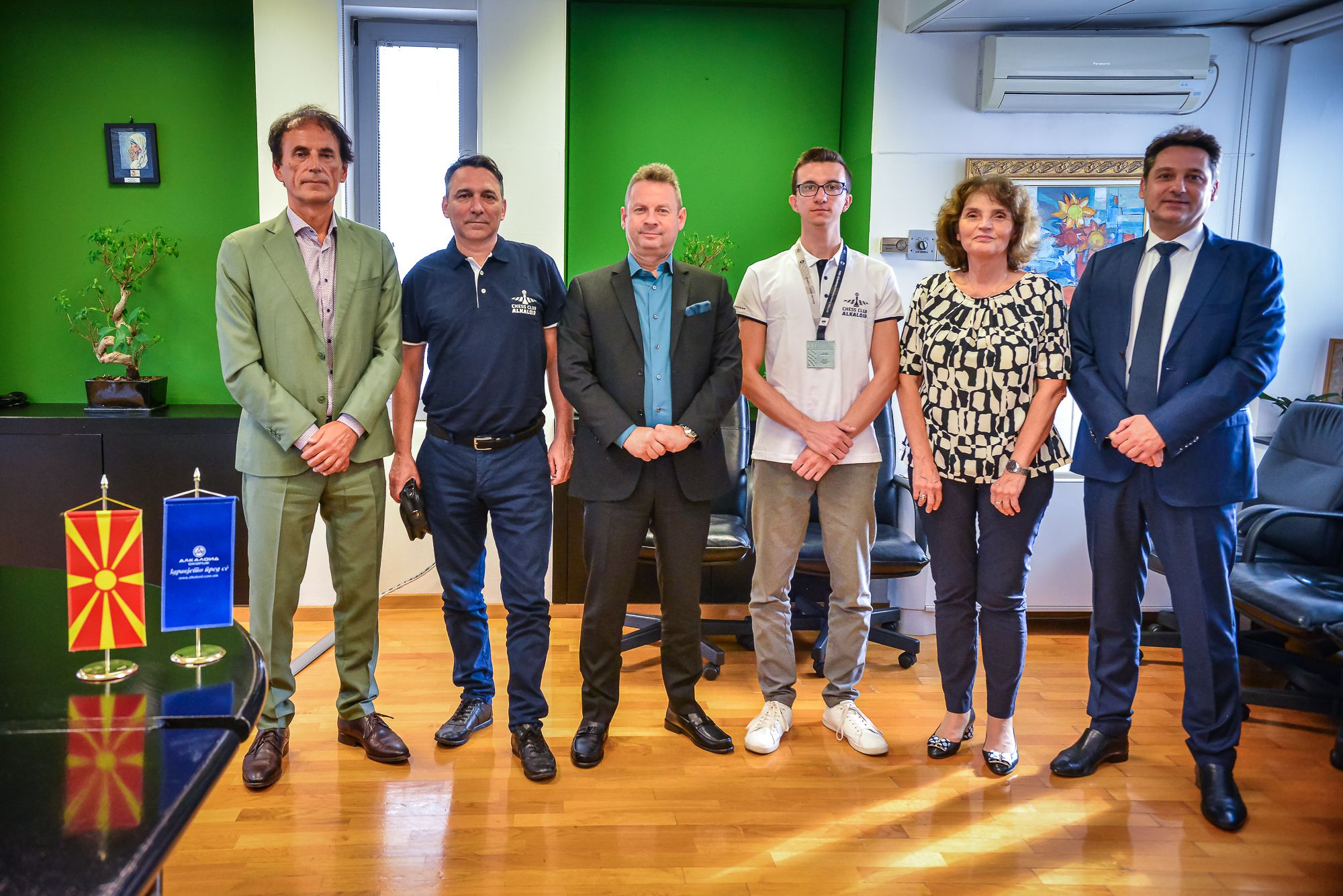 Toni Lazov, who secured a silver medal at the Chess Olympiad, attended a reception with Zhivko Mukaetov, CEO and MB President of Alkaloid AD (2)