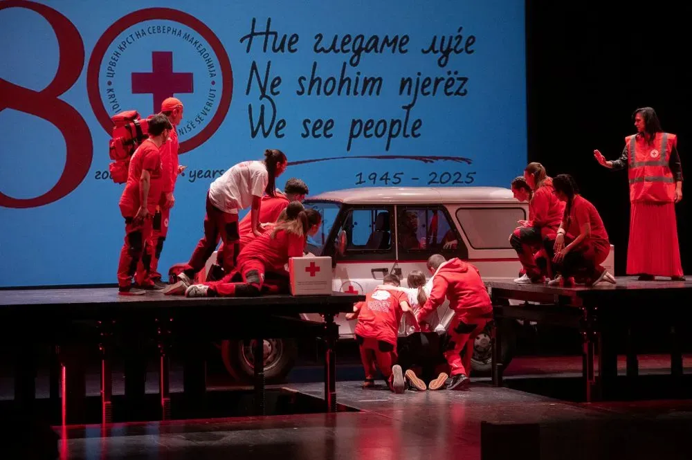 „АЛКАЛОИД“ СО ЈУБИЛЕЈНА ПЛАКЕТА ОД ЦРВЕН КРСТ (7)