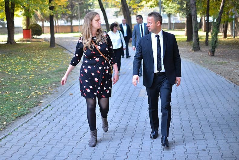 British ambassador pays official visit to Alkaloid (1)
