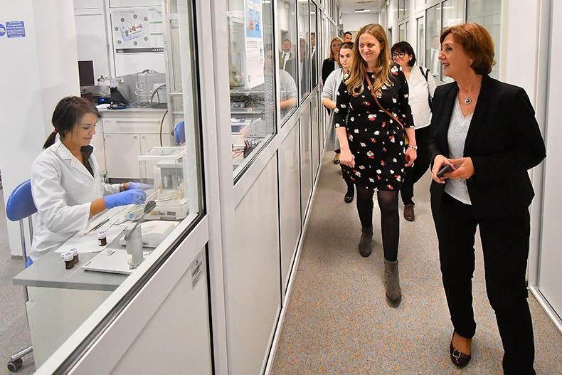 British ambassador pays official visit to Alkaloid (1)
